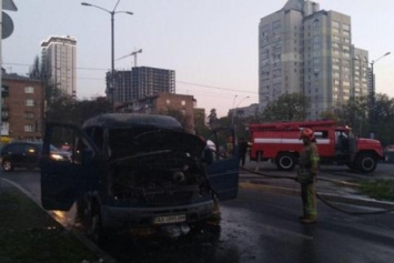 ДТП в Киеве: на ходу загорелся микроавтобус