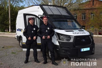 Может поработать и щитом: в Николаеве полицейские получили новый специальный микроавтобус