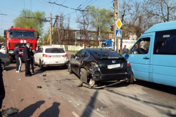 В Кривом Роге столкнулись маршрутка и три легковушки: есть пострадавшие