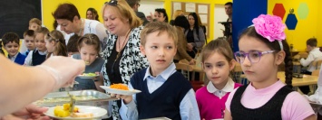 В школах Киева детей будут кормить за шведским столом: когда и где уже это работает