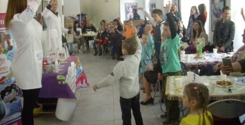 В Запорожье детям к Пасхе устроили праздник с химическим шоу
