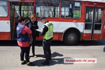 В Николаеве из троллейбуса на ходу выпала мама с младенцем в коляске