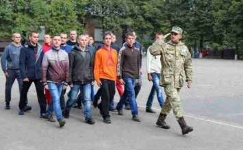 Принуждение молодежи к службе в ВСУ: в Киеве 50% парней категорически отказываются служить