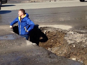 Слабонервным не смотреть: водитель показал, в каком состоянии дороги на трассе Одесса - Мелитополь (ВИДЕО)