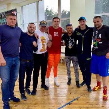 Боксер Усик в ярких лосинах опубликовал фото с Ломаченко и командой в Конча-Заспе