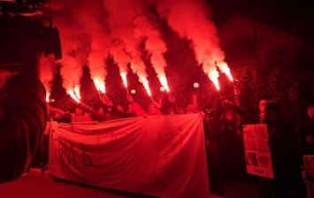 Активисты зажгли файеры и развесили баннеры под домом Луценко: первые подробности