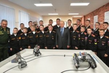 Суворовцы показали Путину "российских" роботов, которые сделаны в Южной Корее