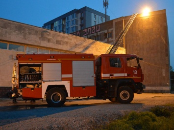 В Днепре загорелся заброшенный кинотеатр "Салют": причину пожара выясняют