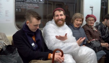 В московском метро появился человек-антистресс, позволяющий себя лопать