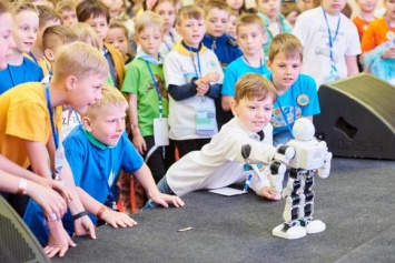 В Киеве роботы будут играть в футбол и спасать мир