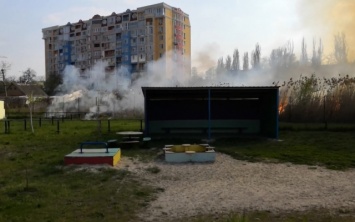 Пожар в Днепре: сотрудники ГСЧС тушили возгорание возле детского сада