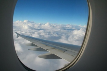 Пассажир самолета напугал всех остальных, когда пытался выйти на высоте 9000 метров