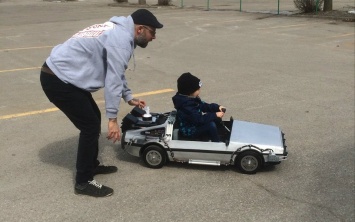Француз сделал для дочери электромобиль DeLorean из фильма "Назад в будущее"