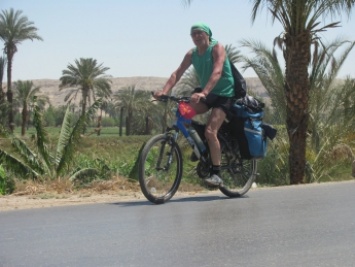 Запорожский путешественник пересекает Египет на велосипеде (Фото)
