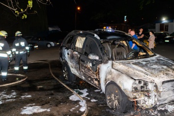 В Днепре ночью сгорела Volvo: причины возгорания выясняют