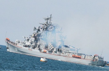 У побережья Крыма задымил военный корабль Путина. ФОТО