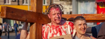 Люди в крови и распятый Иисус: что происходило на Европейской площади в Днепре