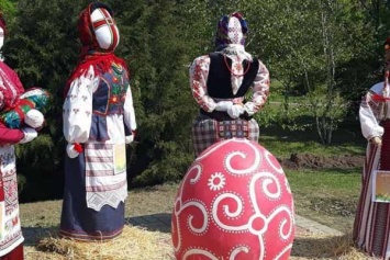 На Днепропетровщине сделали кукол-мотанок в человеческий рост (фото)