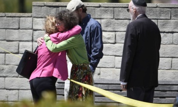 В результате стрельбы по синагоге в американском Сан-Диего один человек погиб, трое ранены