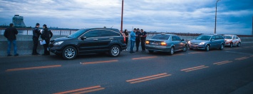 В Днепре на Новом мосту таксисты задержали пьяного водителя на Honda