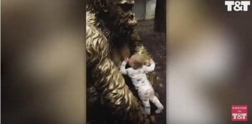 Бедный голодный ребенок: полуторагодовалый малыш попытался взять грудь у бронзовой статуи гориллы