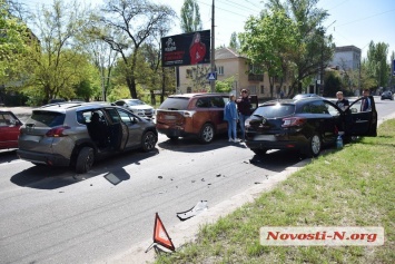 В Николаеве столкнулись три автомобиля. Пострадала пассажирка