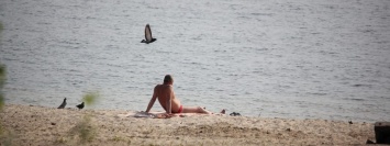 В Никополе на городском пляже появились первые отдыхающие