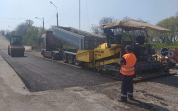 На запорожских трассах идет ремонт дорог (ФОТО)