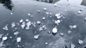 Под Житомиром мощный град с дождем остановили движение: впечатляющее видео