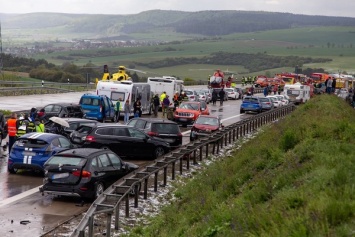 В Германии из-за града произошло масштабное ДТП: столкнулись несколько десятков авто (фото)