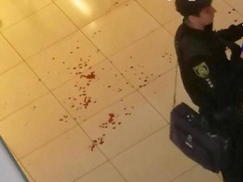 Поссорились на кассе: в торговом центре на Салтовке девушка устроила поножовщину