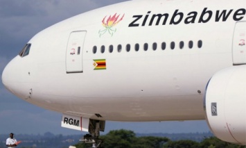 Самолет Boeing 767 совершил аварийную посадку в аэропорту ЮАР из-за горящего двигателя
