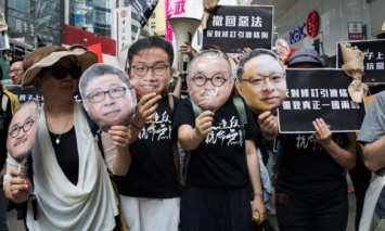 В Гонконге десятки тысяч людей протестовали против законов об экстрадиции