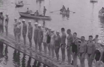 В Сети показали кинохронику соревнований по плаванию на Монастырском острове 1938 года