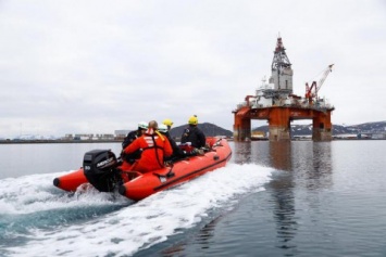 Гринписовцы взобрались на нефтяную вышку в Норвегии