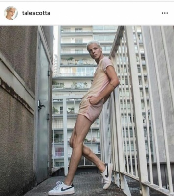 В Бразилии манекенщик на модном показе запутался в шнурках, упал на подиум и умер. ВИДЕО