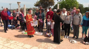 Оккупанты в Севастополе на Пасху устроили верующим проверку перед собором: фото