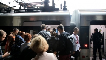 Языковый скандал разразился в поезде Укрзализницы: "Иди и учи русский, националист"