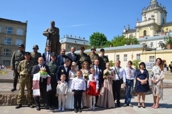 На свадьбу во Львове гости пришли в форме, напоминающей нацистскую. Фото