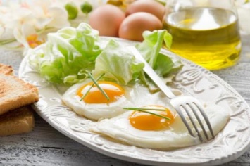 Никакой яичницы по утрам: Омлет на завтрак мешает сбросить лишние килограммы