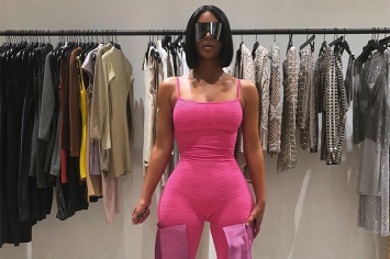 Экстравагантный футуризм: Ким Кардашьян в розовых ботфортах и комбинезоне позирует в гардеробной