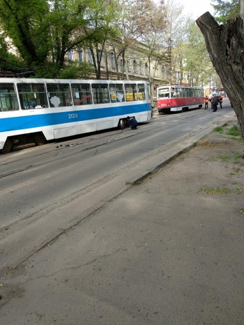 В «Николаевэлектротрансе» назвали причину схода трамвая с рельсов