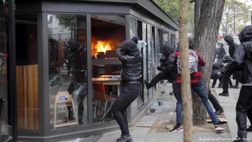 Париж готовится к 1 мая - Макрон требует от правоохранительных органов страны решительных действий против хулиганов