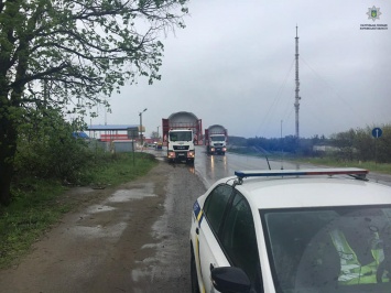 Патрульные обеспечили проезд тралам, перевозящим 80-метровые лопасти ветряка