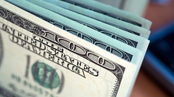Доллар рекордно подешевел: НБУ объявил новый курс валют