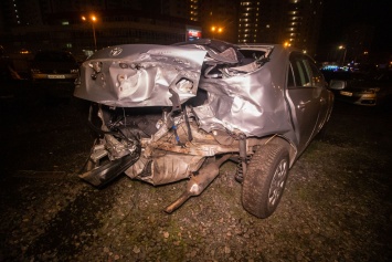 В Киеве пьяный водитель Mercedes протаранил забор стоянки и разбил семь машин