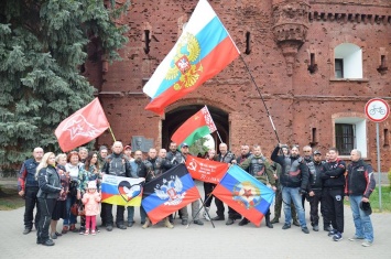 В сети раскритиковали российских дипломатов, которые опубликовали фото с флагами "Л/ДНР" (ФОТО)