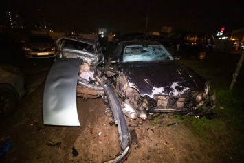 В Киеве пьяный водитель влетел в стоянку и разбил семь авто. Фото, видео