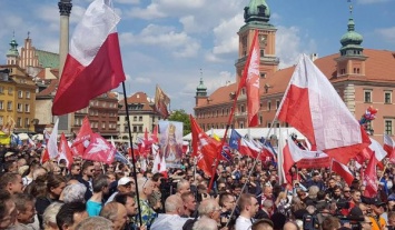 В Варшаве проходит марш националистов