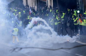 В Париже из-за беспорядков задержали 250 участников первомайских демонстраций